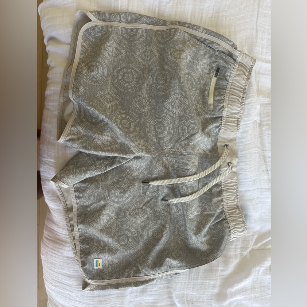 Vuori Gray Patterned Men's Hybrid Banks Shorts